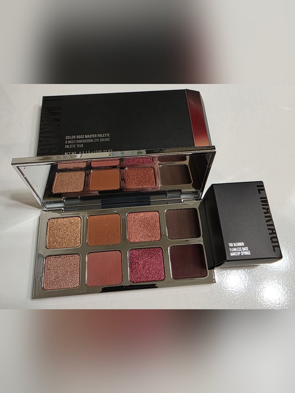 iL Makiage Eyeshadow Palette & Blending Sponge